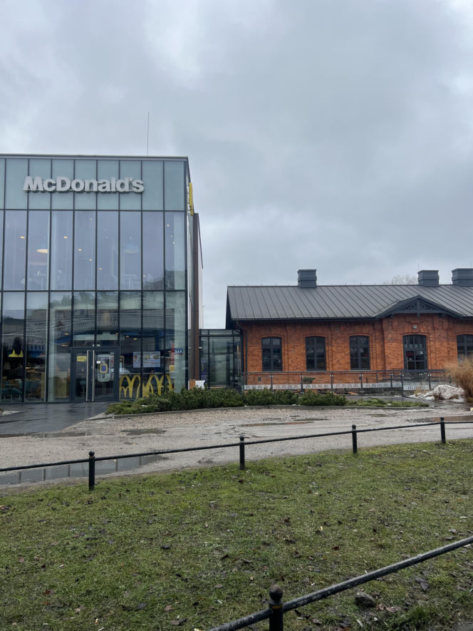 Nietypowy McDonald's przy ul. Radzymińskiej w Warszawie