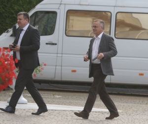 Wyjazd parlamentarzystów PiS na naradę do hotelu w Ożarowie Mazowieckim