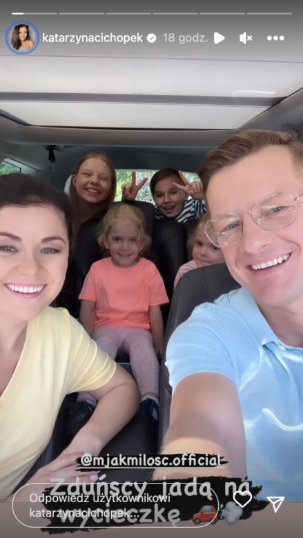 M jak miłość po wakacjach. Lenka (Olga Cybińska), Zuzia (Marcelina Kempka), Emilka (Julia Kempka), Misiek (Aleksander Bożyk), Kinga (Katarzyna Cichopek), Piotrek (Marcin Mroczek). 