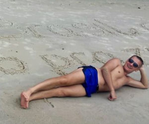 Marcin Mroczek na plaży w Brazylii