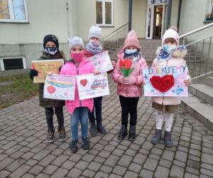 Rysunki z dedykacją dla medyków. Przedszkolaki dziękują im za pracę
