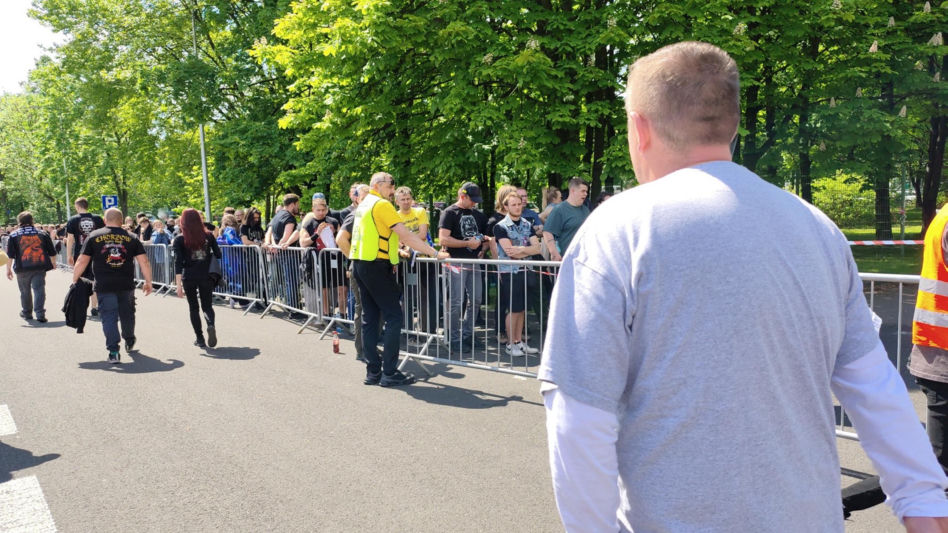 Długie kolejki i tłum fanów przed koncertem Metaliki
