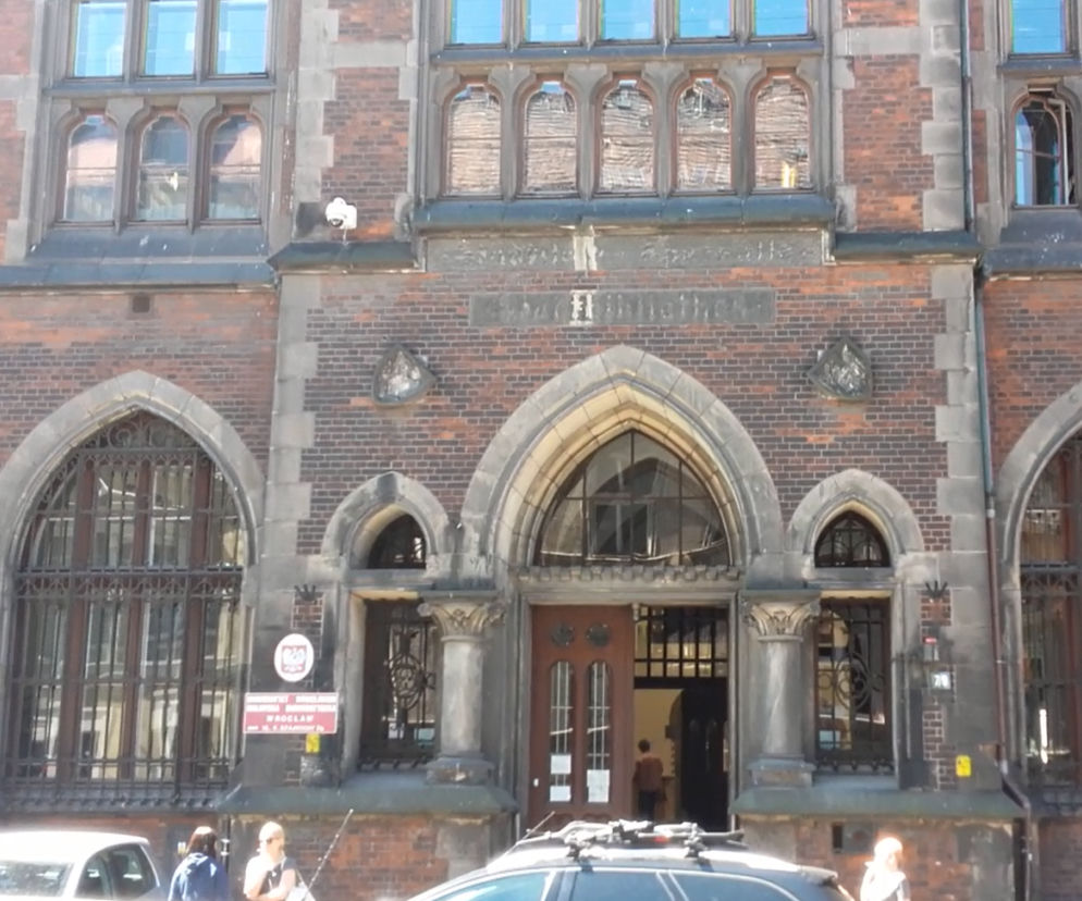 Za pierwszym razem gmach biblioteki przy Szajnochy uczelnia wystawiła na sprzedaż za 16 milionów złotych