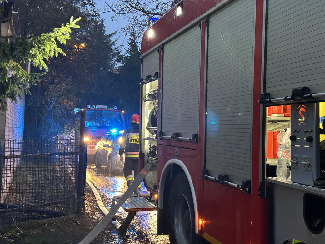 Wielkie kłęby dymu nad Wawrem. Płonie wielka willa, strażacy walczą z żywiołem