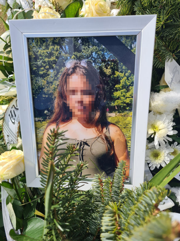 Przysietnica. Morze białych kwiatów na grobie 12-letniej Leny [GALERIA]