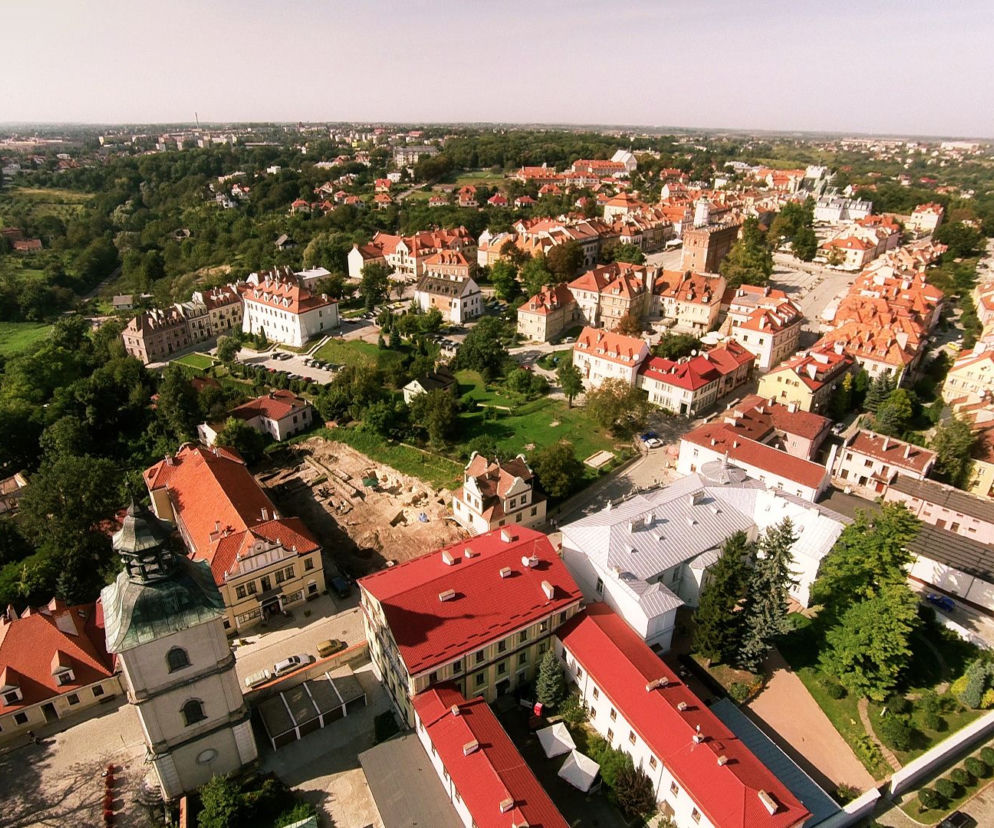 Publicyści TVP WYŚMIALI Sandomierz. Starosta żąda przeprosin. Zobacz, o co poszło 