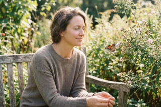 Presja bycia szczęśliwą niszczy nas od środka. Te słowa pomogą ci osiągnąć wewnętrzny spokój 