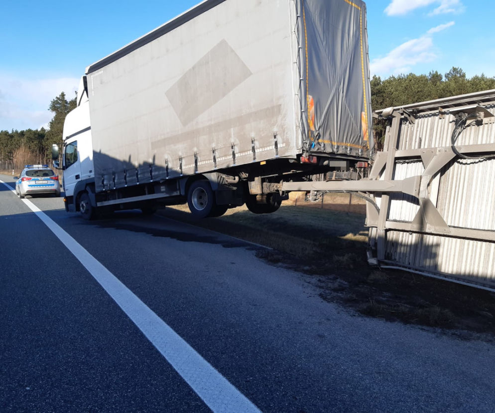 Chwile grozy na autostradzie A1! Silny wiatr przewrócił naczepę ciężarówki [ZDJĘCIA]