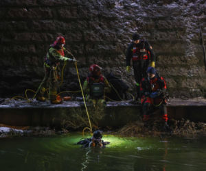 Driftujący kierowca wpadł autem do Odry we Wrocławiu