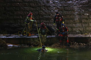 Driftujący kierowca wpadł autem do Odry we Wrocławiu