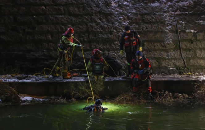 Driftujący kierowca wpadł autem do Odry we Wrocławiu