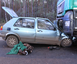 Auto wbiło się pod ciężarówkę w Wielkim Gacnie! Kierowca nie miał szans [ZDJĘCIA]