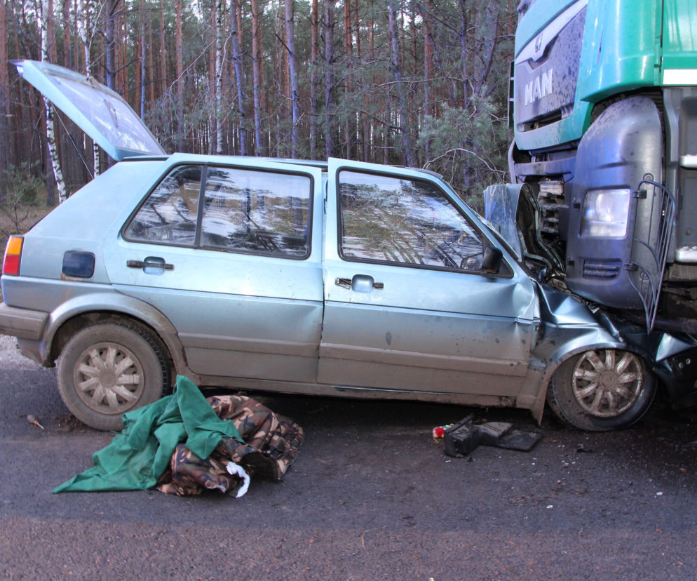 Auto wbiło się pod ciężarówkę w Wielkim Gacnie! Kierowca nie miał szans [ZDJĘCIA]
