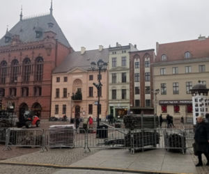 Na toruńskiej starówce budują scenę na sylwestra! Sprawdź gwiazdy i specjalne pociągi na „Sylwestrową Moc Przebojów 2025”