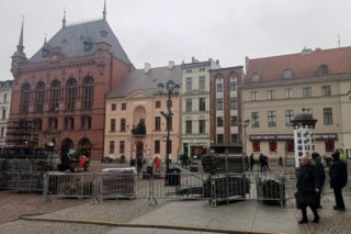 Na toruńskiej starówce budują scenę na sylwestra! Sprawdź gwiazdy i specjalne pociągi na „Sylwestrową Moc Przebojów 2025”