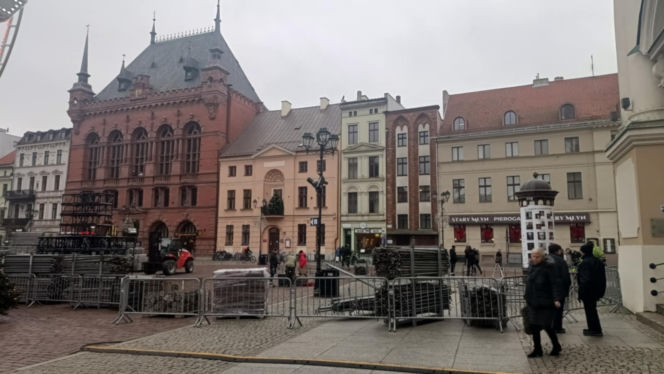 Na toruńskiej starówce budują scenę na sylwestra! Sprawdź gwiazdy i specjalne pociągi na „Sylwestrową Moc Przebojów 2025”