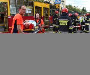 Suzuki wjechało pod tramwaj w Warszawie