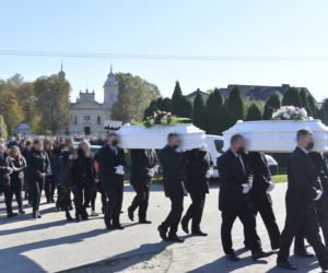 Ciała Magdy i Gabrysi złożone w grobie