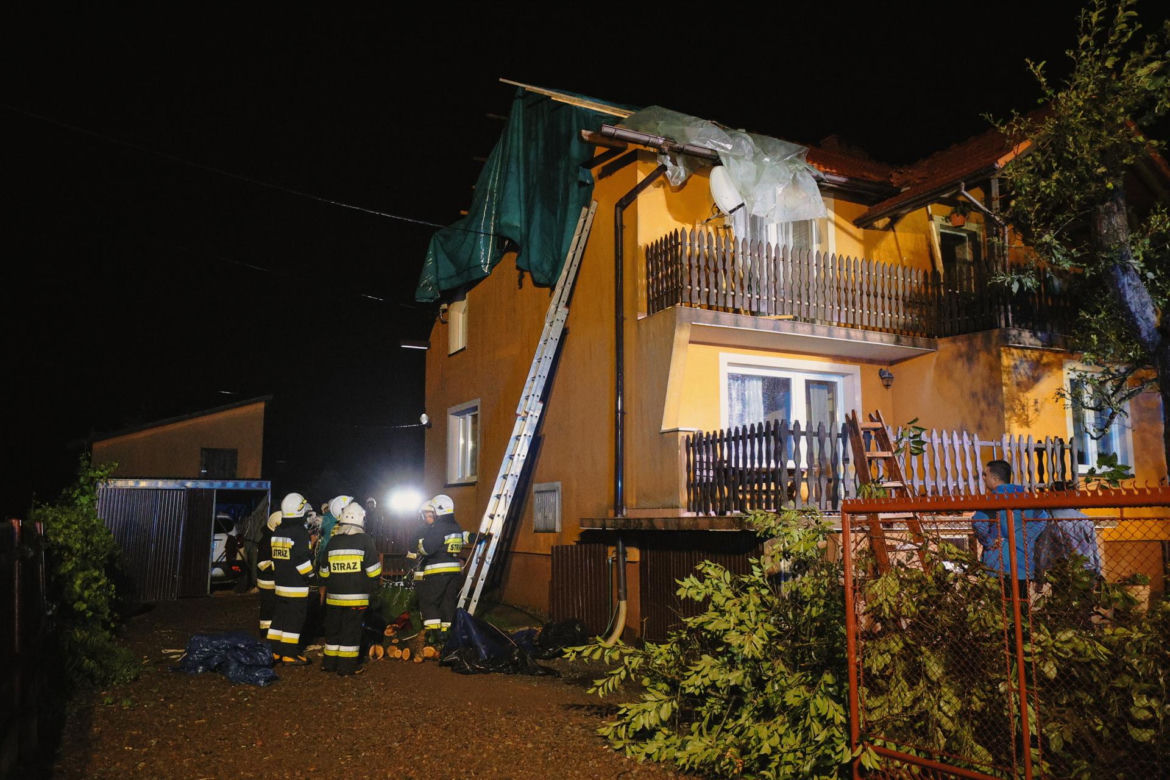 Nawałnice nad Polską. Zalane ulice, połamane drzewa i zerwane dachy