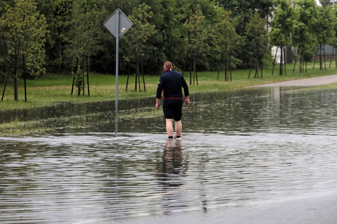 Nawałnice przetoczyły się przez Polskę. Zerwane dachy i samochody pływające po ulicach [ZDJĘCIA]