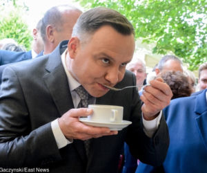 Prezydent Andrzej Duda je żonie z ręki. Czuły gest pierwszej damy.