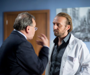 Lekarze odcinek 8 Michał Karkoszka (Wojciech Mecwaldowski) Tadeusz Karkoszka (Krzysztof Jędrysek)