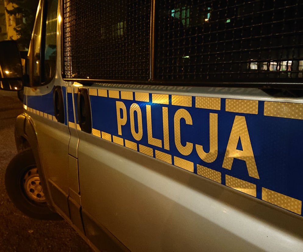 Kobieta wbiegła w policyjnego Fiata Ducato