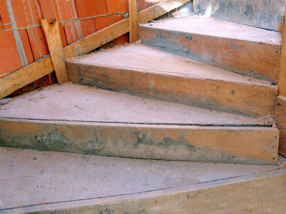 Zaprojektowanie schodów zabiegowych jest trudne, ponieważ stopnie na zabiegu będą różnić się wymiarami