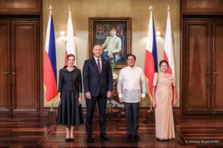 Takie frykasy zaserwowali Nawrockim na Filipinach. Specjalny deser nawiązujący do papieskich kremówek