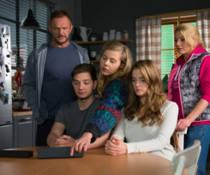 Aż po sufit odcinek 11, Kama (Karolina Staniec), Joanna (Edyta Olszówka), Andrzej (Cezary Pazura), Łukasz (Krzysztof Chodorowski), Natalia (Erika Karkuszewska)