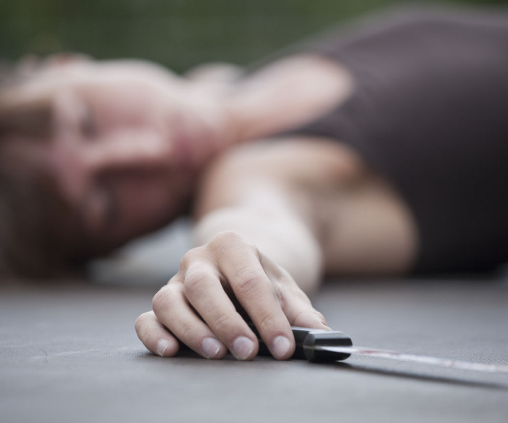 Uderzył żonę i nieprzytomnej kobiecie włożył w rękę nóż. Policji powiedział, że to ona go zaatakowała