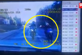 Poznań: Motocyklista chciał rozruszać sprzęt po zimie. Wszystko NAGRAŁY policyjne kamery [WIDEO]