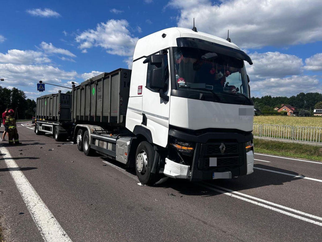 Osobówka zderzyła się z ciężarówką. Jedna osoba trafiła szpitala