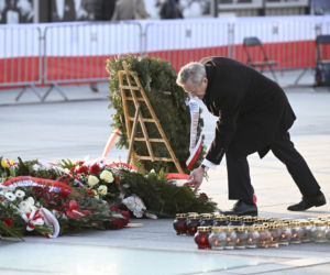 Piotr Gliński składa kwiaty w rocznicę katastrofy smoleńskiej