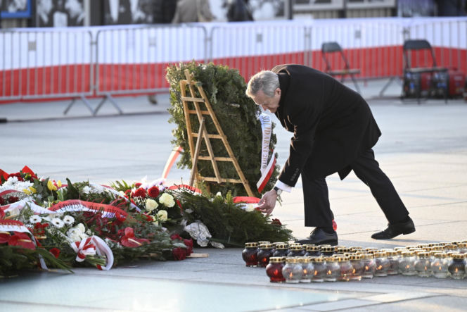 Piotr Gliński składa kwiaty w rocznicę katastrofy smoleńskiej