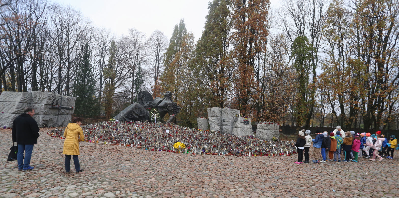 Morze zniczy pod pomnikiem "Polegli Niepokonani" na Woli