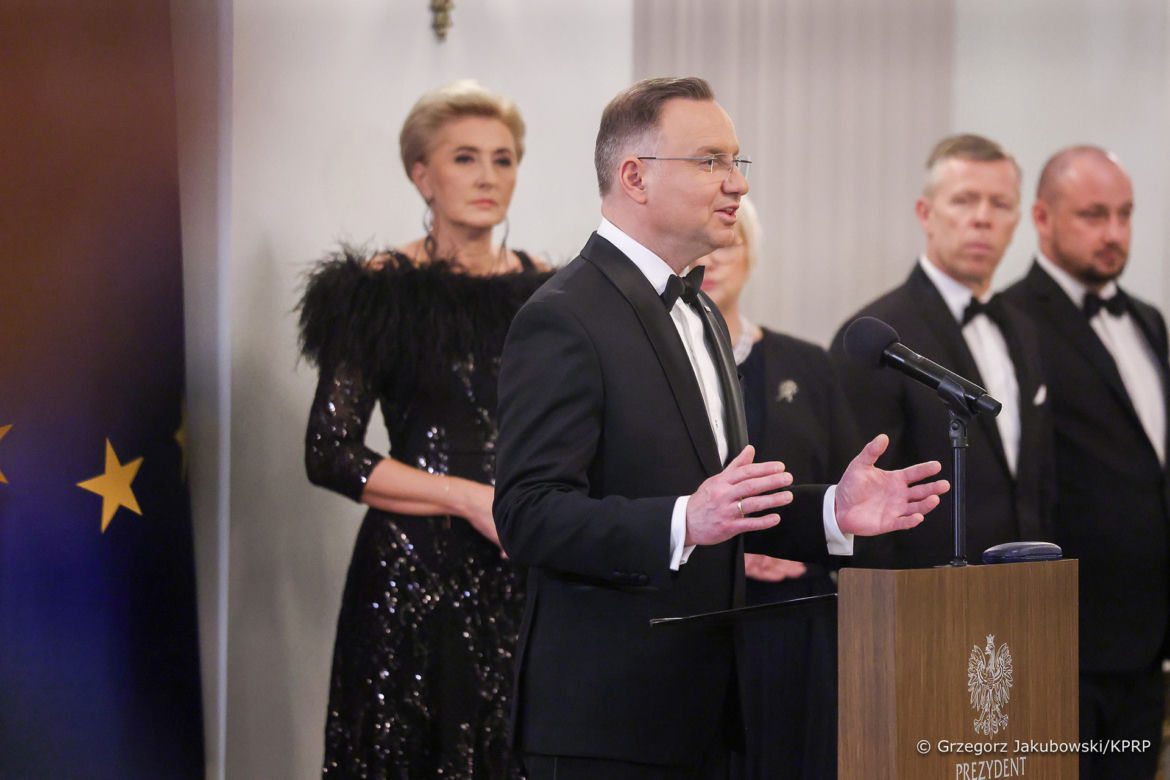Agata Duda w piórach na noworocznym spotkaniu