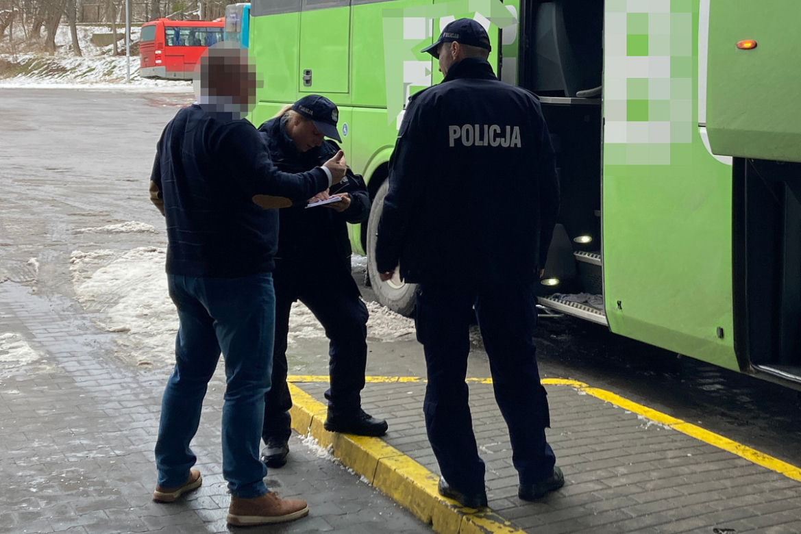 Wysiadła z FlixBusa, by zrobić małemu dziecku mleko. Autokar odjechał. Pomogli policjanci z Torunia