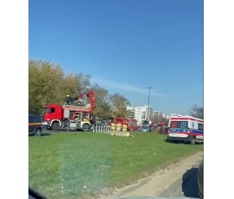 Wypadek w Dolince Służewieckiej - samochód wpadł do kanału