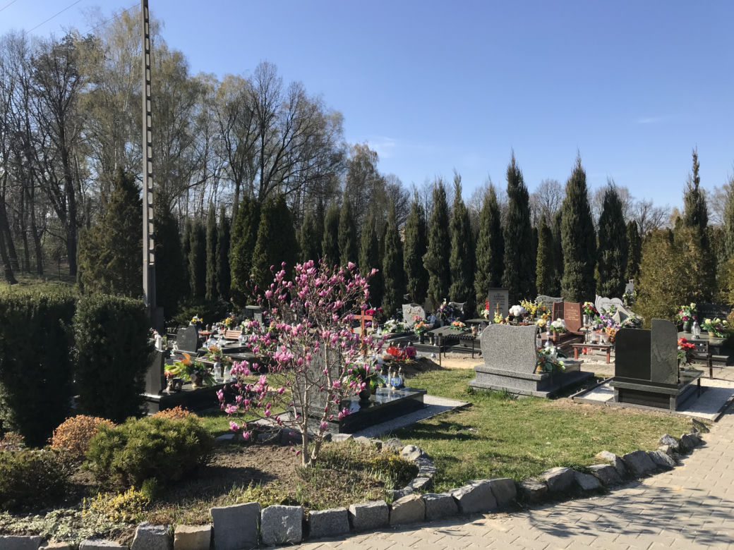 Ten cmentarz na Śląsku jest otwarty. Mieszkańcy odwiedzają groby bliskich