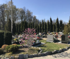 Ten cmentarz na Śląsku jest otwarty. Mieszkańcy odwiedzają groby bliskich