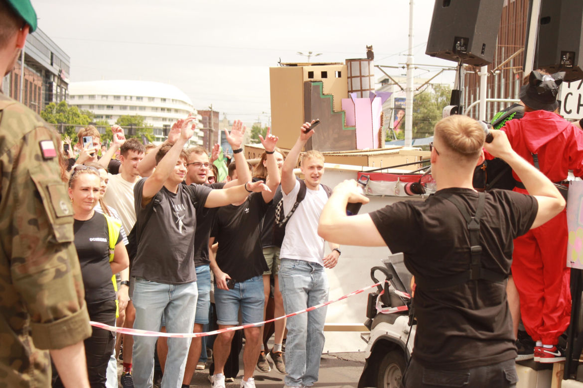 Studenci opanowali Wrocław. Pochód juwenaliowy przeszedł ulicami miasta. Było śpiewająco! [ZDJĘCIA]