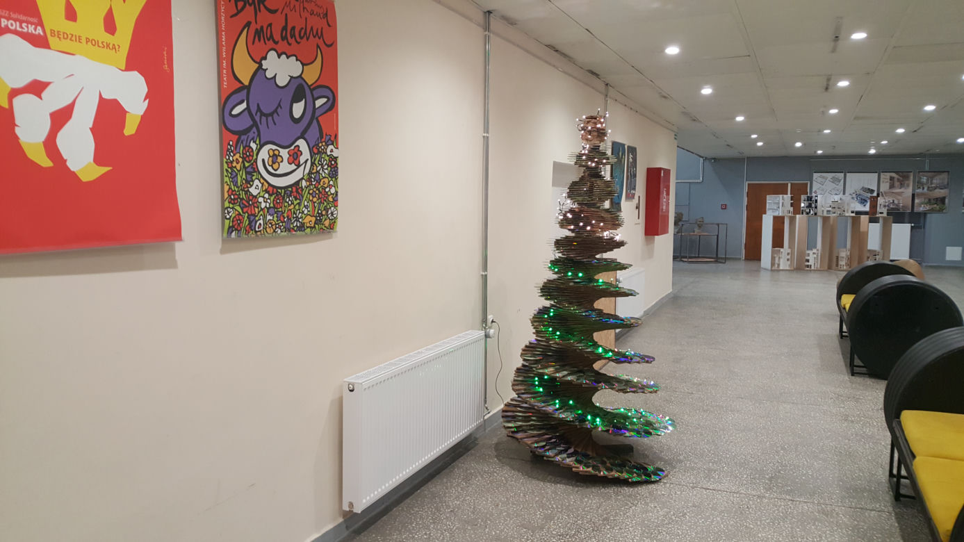 Studenci UTP znów zaskakują! Stworzyli choinkę z płyt CD [ZDJĘCIA]