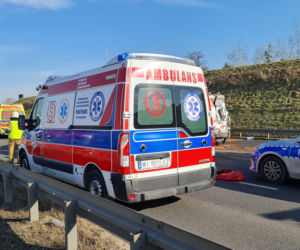 Zderzenie busa z cysterną. Ekspresówka całkowicie zablokowana