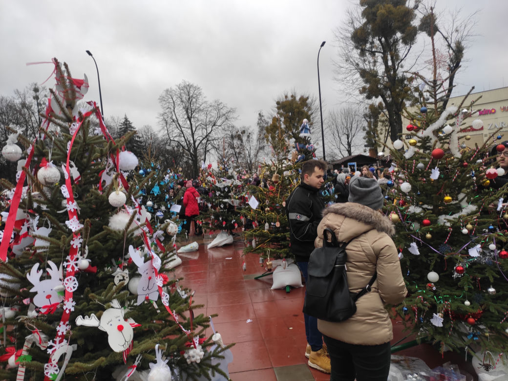 Konkurs na najładniej ubraną choinkę podczas jarmarku świątecznego w Radomiu