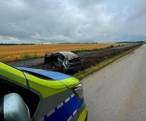 Auto doszczętnie zniszczone, nastolatek uciekł. Co tam się stało?