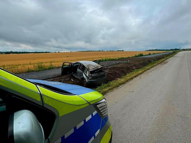 Auto doszczętnie zniszczone, nastolatek uciekł. Co tam się stało?