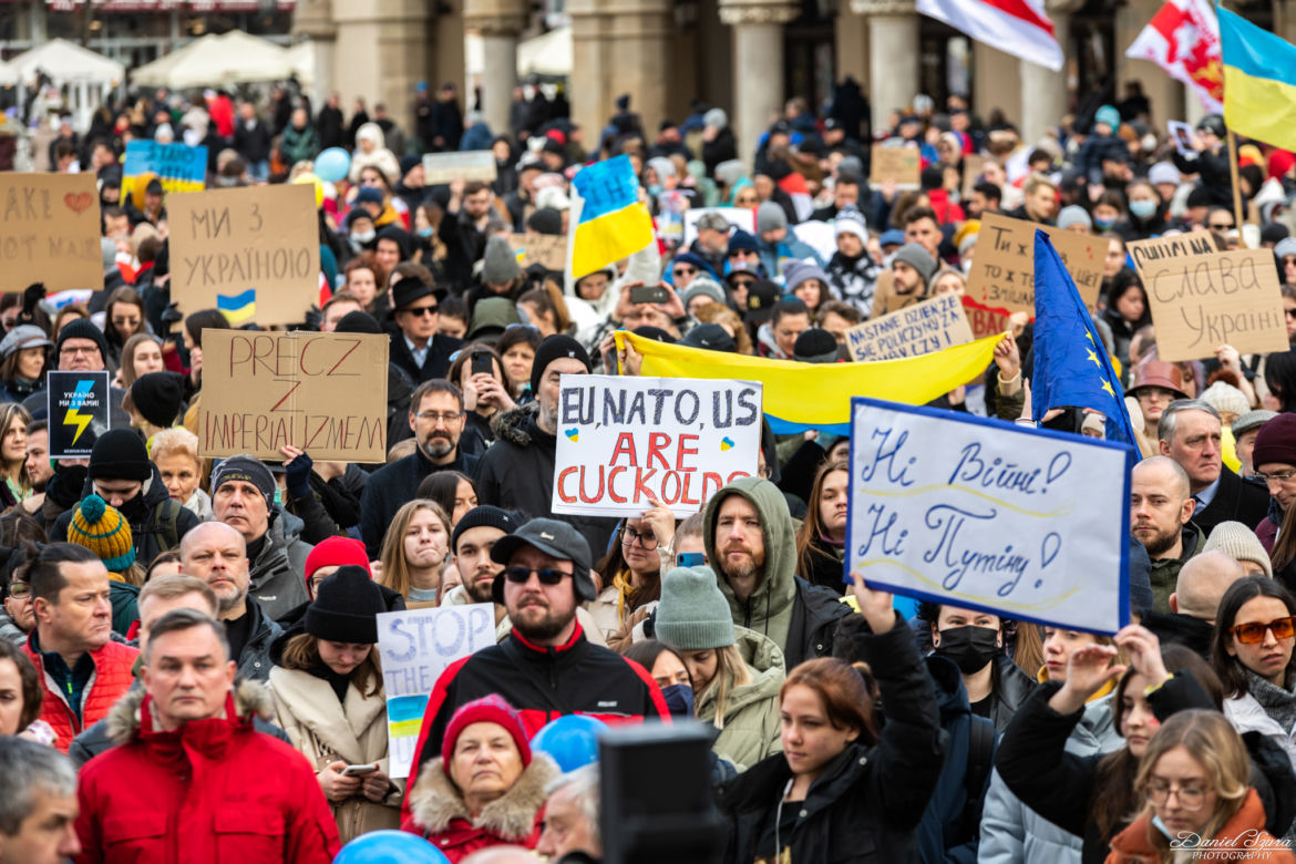 Kraków solidarny z Ukrainą! Wielka manifestacja na Rynku Głównym [ZDJĘCIA]