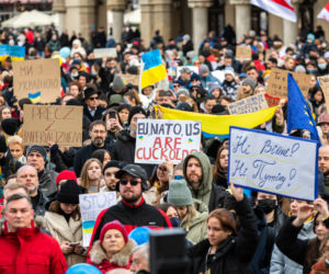 Kraków solidarny z Ukrainą! Wielka manifestacja na Rynku Głównym [ZDJĘCIA]