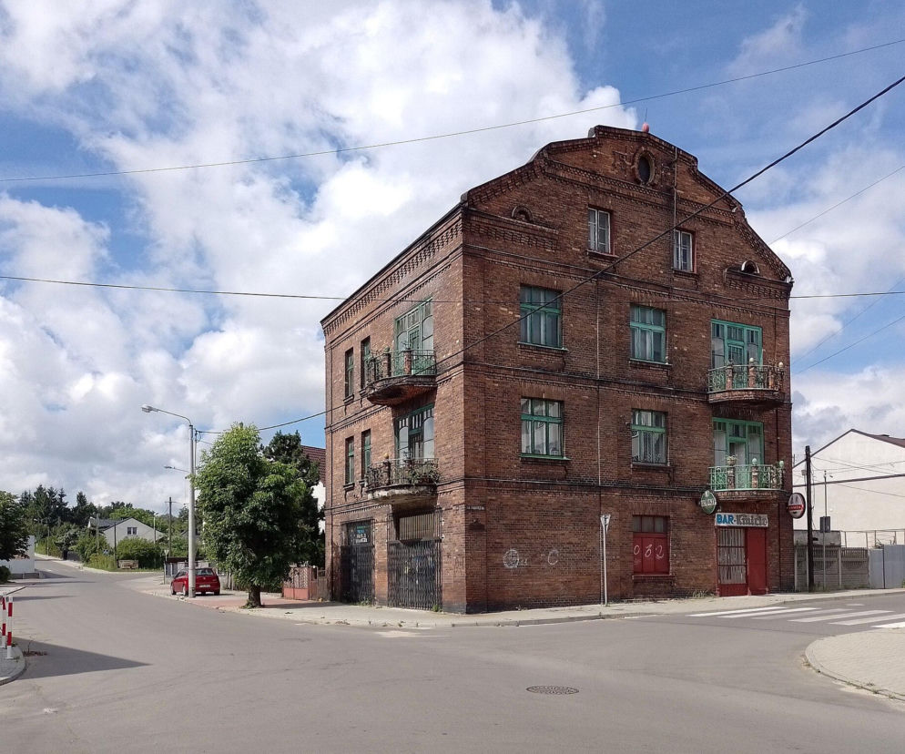Ceglana kamienica w Wolbromiu na skrzyżowaniu ulic. O zabytkach perły Małopolski przeczytasz na Eska Kraków.